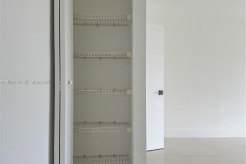 Condo in Miami, Florida, 2 bedrooms  № 2024105 - photo 9