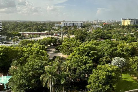 Condo in Miami, Florida, 2 bedrooms  № 2024105 - photo 2