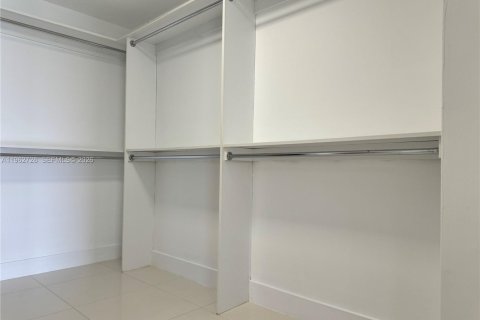 Condo in Miami, Florida, 2 bedrooms  № 2024105 - photo 7