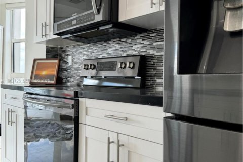 Condo in Miami, Florida, 2 bedrooms  № 2024105 - photo 22