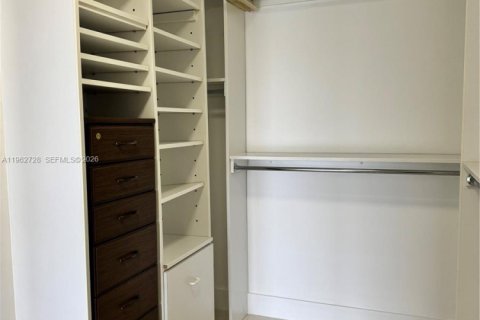 Condo in Miami, Florida, 2 bedrooms  № 2024105 - photo 8