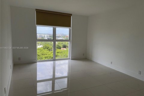 Condo in Miami, Florida, 2 bedrooms  № 2024105 - photo 5
