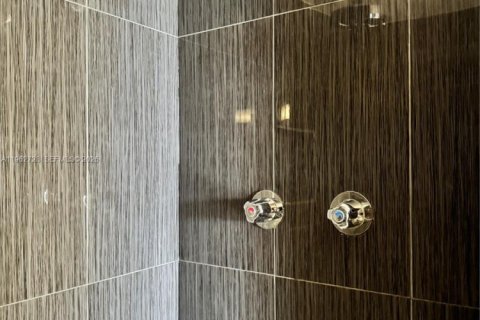 Condo in Miami, Florida, 2 bedrooms  № 2024105 - photo 18