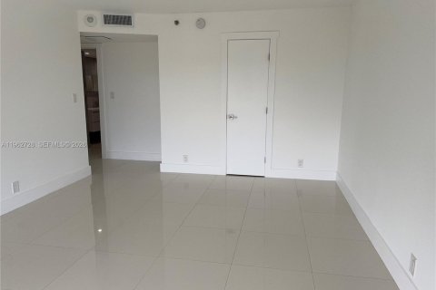 Condo in Miami, Florida, 2 bedrooms  № 2024105 - photo 4