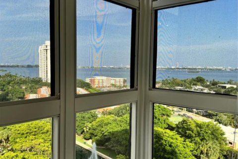 Condo in Miami, Florida, 2 bedrooms  № 2024105