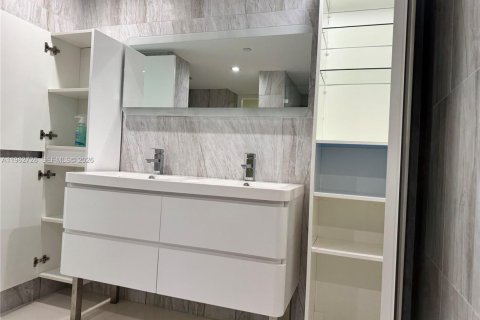 Condo in Miami, Florida, 2 bedrooms  № 2024105 - photo 11