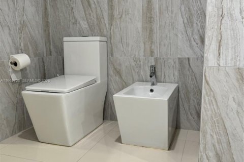 Condo in Miami, Florida, 2 bedrooms  № 2024105 - photo 13