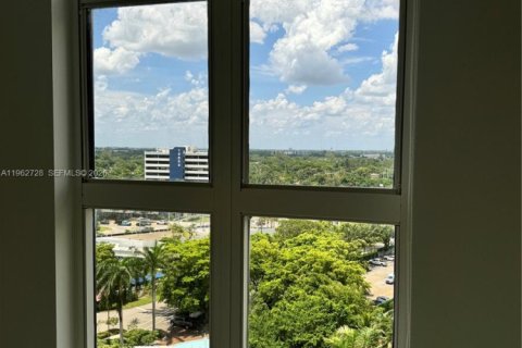 Condo in Miami, Florida, 2 bedrooms  № 2024105 - photo 25