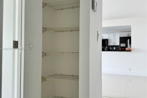 Condo in Miami, Florida, 2 bedrooms  № 2024105 - photo 14