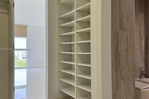 Condo in Miami, Florida, 2 bedrooms  № 2024105 - photo 10