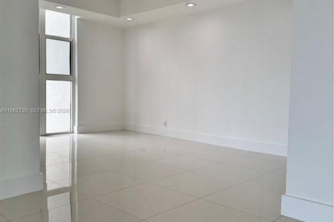 Condo in Miami, Florida, 2 bedrooms  № 2024105 - photo 19