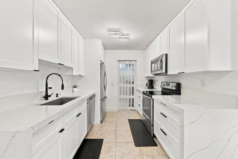 Villa ou maison à louer à Margate, Floride: 4 chambres, 135.92 m2 № 2382691 - photo 2