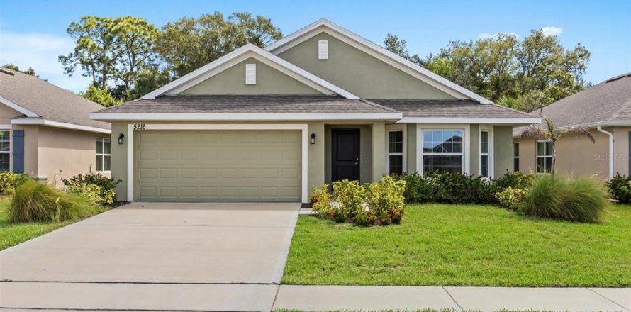 House in St. Lucie, Florida 3 bedrooms, 165.64 sq.m. № 2393620
