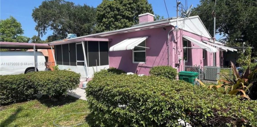 House in Miami, Florida 3 bedrooms, 158.96 sq.m. № 1896221