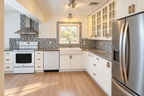 Villa ou maison à louer à Hollywood, Floride: 3 chambres, 85.47 m2 № 2439360 - photo 4