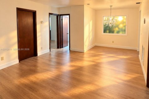 Villa ou maison à louer à Hollywood, Floride: 3 chambres, 85.47 m2 № 2439360 - photo 2