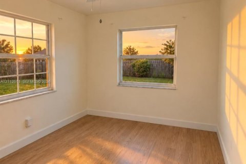 Villa ou maison à louer à Hollywood, Floride: 3 chambres, 85.47 m2 № 2439360 - photo 5
