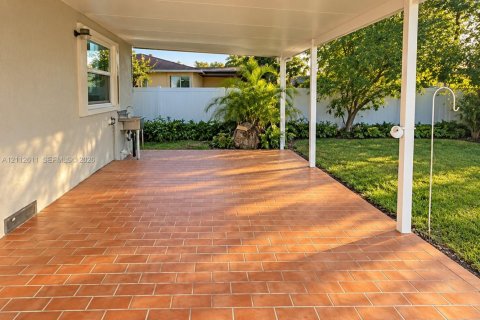 Villa ou maison à louer à Hollywood, Floride: 3 chambres, 85.47 m2 № 2439360 - photo 11