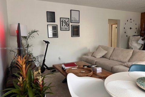 Купить кондоминиум в Норт-Майами, Флорида 1 спальня, 57.23м2, № 2048894 - фото 3