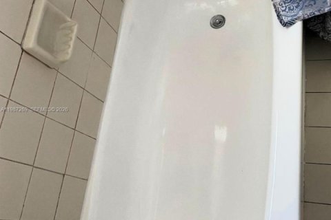 Купить кондоминиум в Норт-Майами, Флорида 1 спальня, 57.23м2, № 2048894 - фото 17