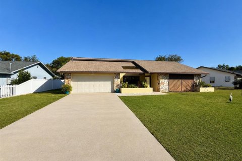 House in Spring Hill, Florida 2 bedrooms, 137.12 sq.m. № 2095894