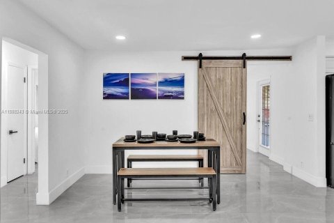 House in Hollywood, Florida 4 bedrooms, 136.29 sq.m. № 1942254 - photo 4