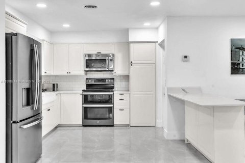 House in Hollywood, Florida 4 bedrooms, 136.29 sq.m. № 1942254 - photo 6
