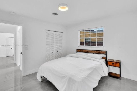 House in Hollywood, Florida 4 bedrooms, 136.29 sq.m. № 1942254 - photo 14