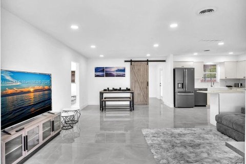 House in Hollywood, Florida 4 bedrooms, 136.29 sq.m. № 1942254 - photo 1