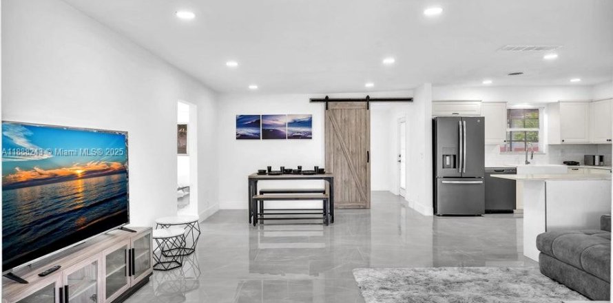 House in Hollywood, Florida 4 bedrooms, 136.29 sq.m. № 1942254