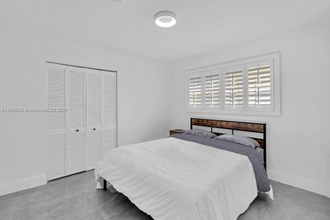 House in Hollywood, Florida 4 bedrooms, 136.29 sq.m. № 1942254 - photo 11