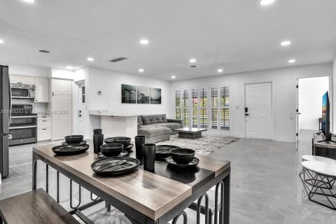 House in Hollywood, Florida 4 bedrooms, 136.29 sq.m. № 1942254 - photo 5