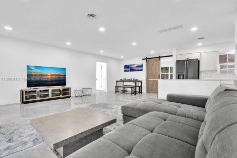 House in Hollywood, Florida 4 bedrooms, 136.29 sq.m. № 1942254 - photo 3