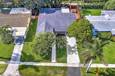 House in Hollywood, Florida 4 bedrooms, 136.29 sq.m. № 1942254 - photo 20