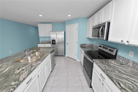 House in Zephyrhills, Florida 4 bedrooms, 220.27 sq.m. № 1626443 - photo 4