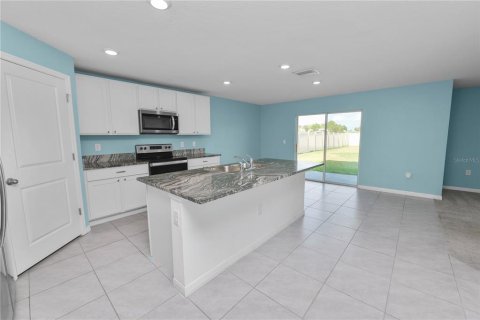 House in Zephyrhills, Florida 4 bedrooms, 220.27 sq.m. № 1626443 - photo 2