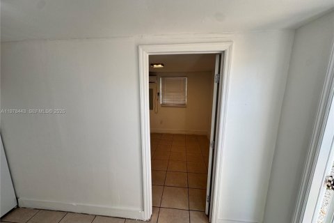 Commercial property in Miami Gardens, Florida 1 bedroom, 103.12 sq.m. № 2042099 - photo 2