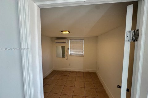 Commercial property in Miami Gardens, Florida 1 bedroom, 103.12 sq.m. № 2042099 - photo 3