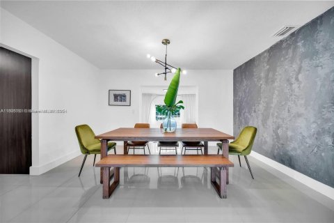 Commercial property in North Miami, Florida 187.48 sq.m. № 2014752 - photo 19