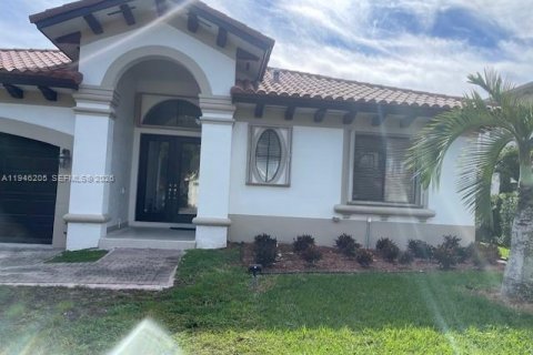 Casa en alquiler en Cutler Bay, Florida, 4 dormitorios, 231.88 m2 № 2003197 - foto 2
