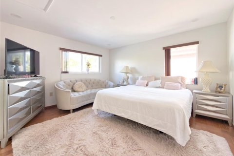 Casa en venta en Miami, Florida, 4 dormitorios, 199.93 m2 № 2007974 - foto 25
