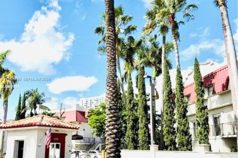 Condominio en alquiler en Pinecrest, Florida, 1 dormitorio, 70.61 m2 № 1993817 - foto 1