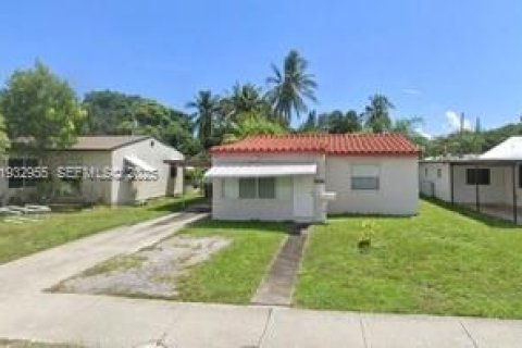 House in Hollywood, Florida 3 bedrooms, 107.12 sq.m. № 1992524 - photo 1