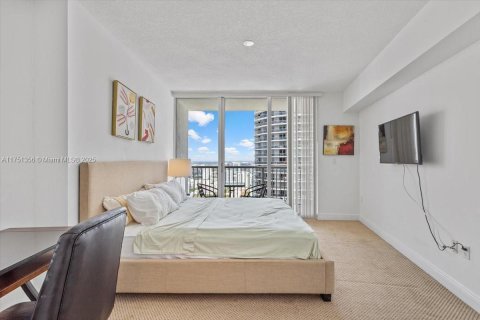 Condo in Miami, Florida, 1 bedroom  № 2019386 - photo 11