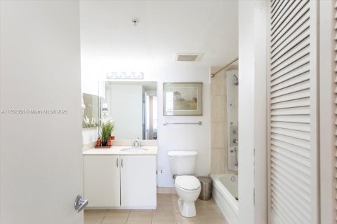 Condo in Miami, Florida, 1 bedroom  № 2019386 - photo 15