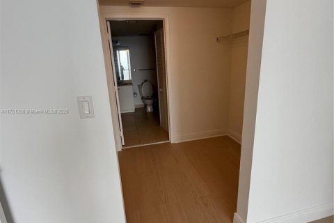 Condo in Miami, Florida, 1 bedroom  № 2019386 - photo 25