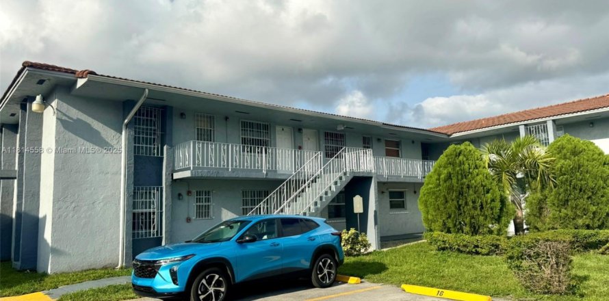 Condominio en Opa-locka, Florida, 3 dormitorios № 1960038