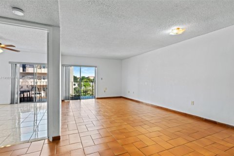 Condominio en venta en Hialeah, Florida, 1 dormitorio, 80.27 m2 № 1957122 - foto 9