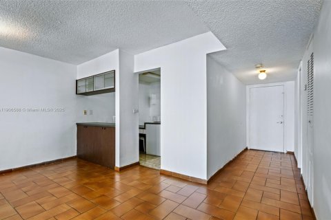 Condominio en venta en Hialeah, Florida, 1 dormitorio, 80.27 m2 № 1957122 - foto 7