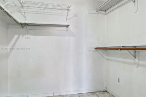Condominio en venta en Hialeah, Florida, 1 dormitorio, 80.27 m2 № 1957122 - foto 6